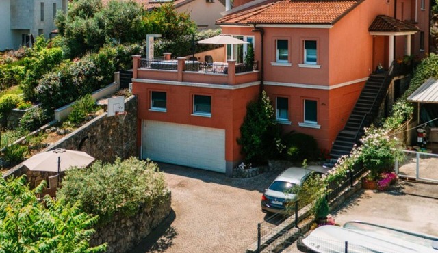 Wohnung mit Blick auf das Wasser by Interhome