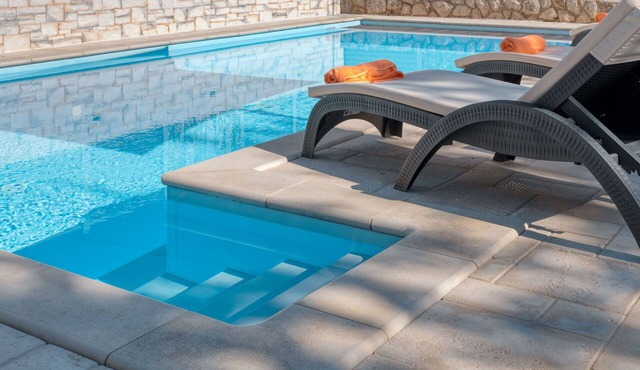 Wonderful private villa for 10 people with A/C, WIFI, hot tub, private pool, TV and terrace