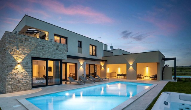 Wonderful private villa with A/C, WIFI, hot tub, private pool, TV, terrace and pets allowed