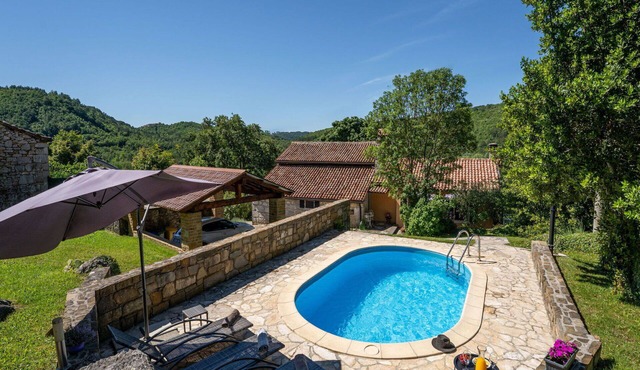 Wonderful villa for 7 guests with WIFI, A/C, private pool, hot tub, TV and pets allowed