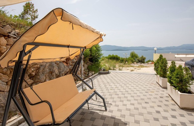 Amazing apartment in Komarna with WiFi