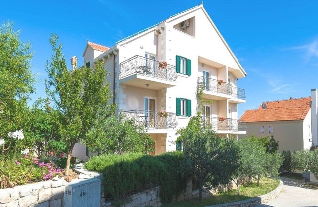 Apartments Krešimir, (11396), Bol, hr