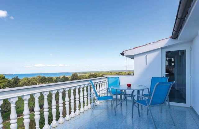 Awesome apartment in Stinjan with WiFi