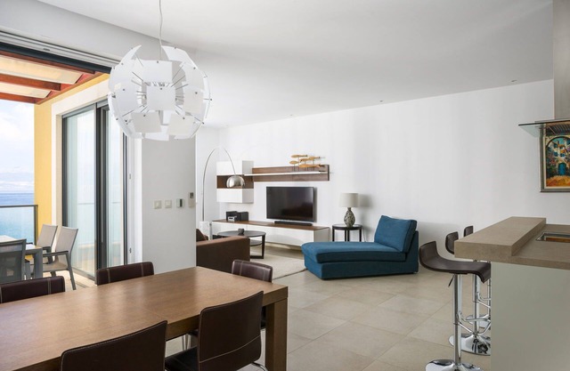 Beachfront Apartment Lemonade II