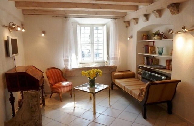 Spacious, elegant studio in the heart of Old Town