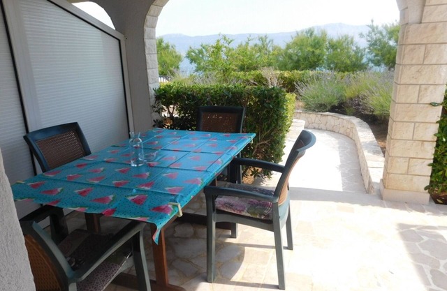 Two bedroom apartment near beach Slatine, Čiovo (A-1128-b)