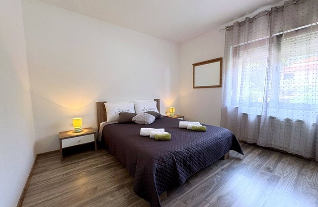 Two bedroom apartment with terrace and sea view Šilo, Krk (A-18667-a)