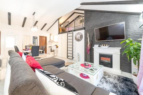 Mokosica Apartment | Tranquility and Nature in 4 Bedroom with Sea View