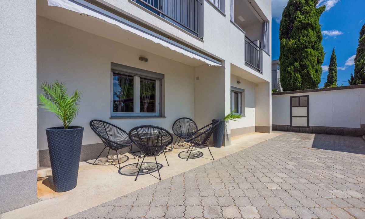 Dramalj Apartment | Holiday apartment with air conditioning and terrace with garden furniture