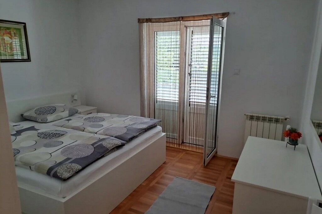 Kampor Apartment | One bedroom apartment with terrace and sea view Palit, Rab (A-24303-d)