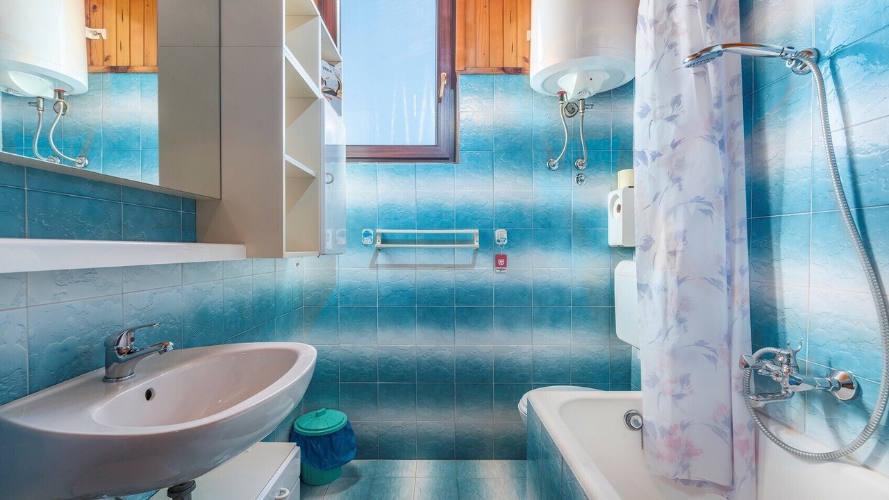 Photo of Bathroom in Tar