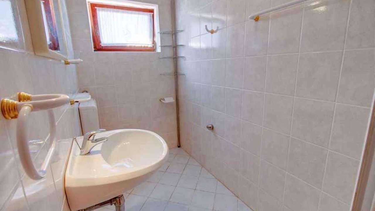 Photo of Bathroom in Cove Murtar