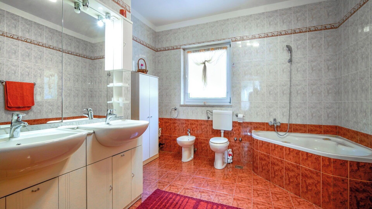 Photo of Bathroom in Sarsoni