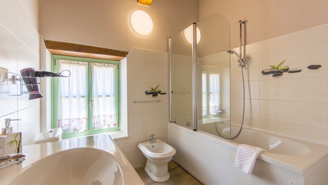 Photo of Bathroom in Tar