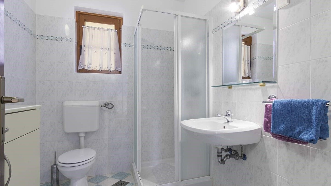 Photo of Bathroom in Tar