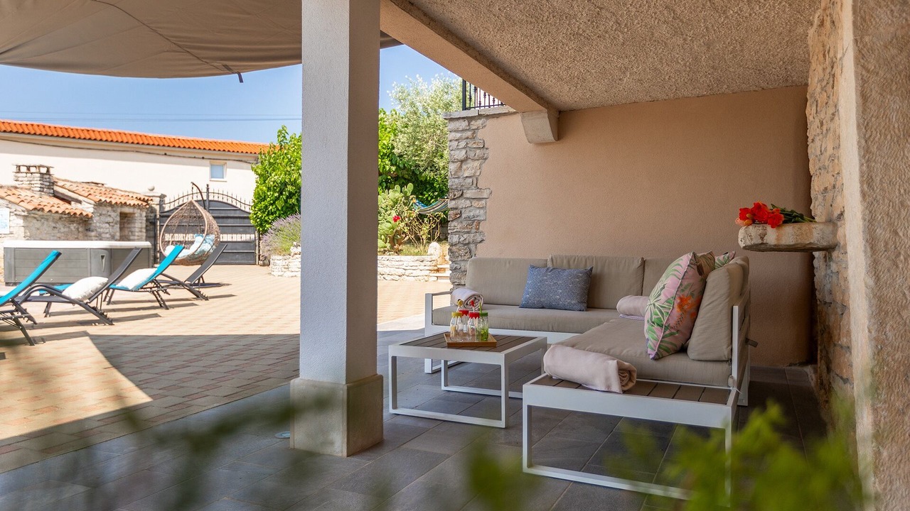 Photo of Patio Balcony in Gajana