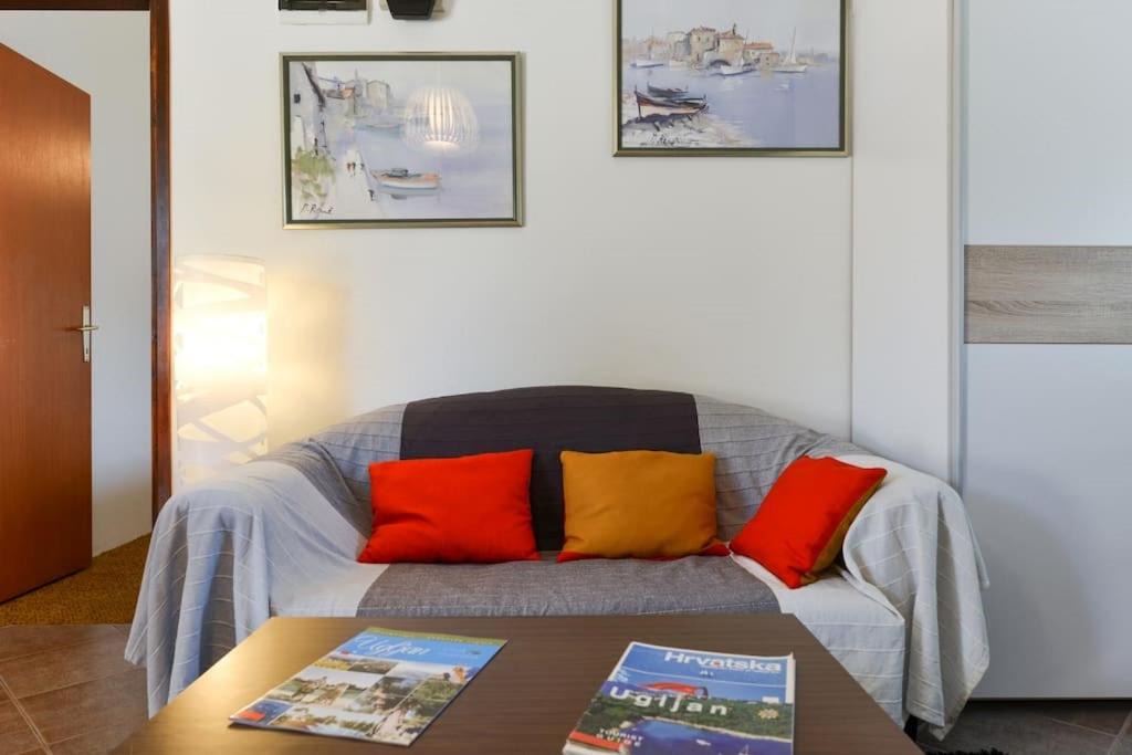 Photo of Livingroom in Muline