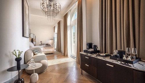 Luxury suite with sea view balcony