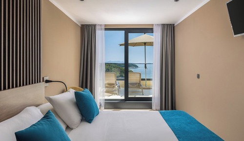 Superior suite with sea view balcony and private whirlpool