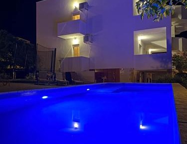 Apartment with Pool View 