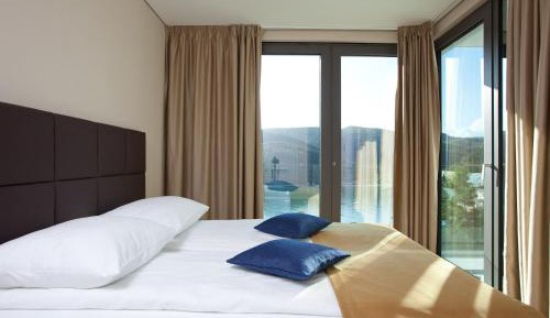 One-Bedroom Apartment with Free Parking