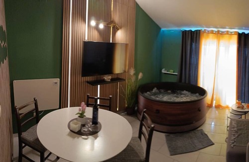 Komarna Apartment | Apartment Sutalo with Hot Tub