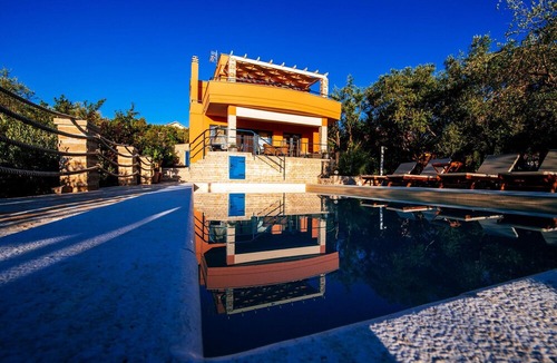Poljana House | Villa Serenity is a modern and urban villa of 240m2, located in Poljana on the island of Ugljan.