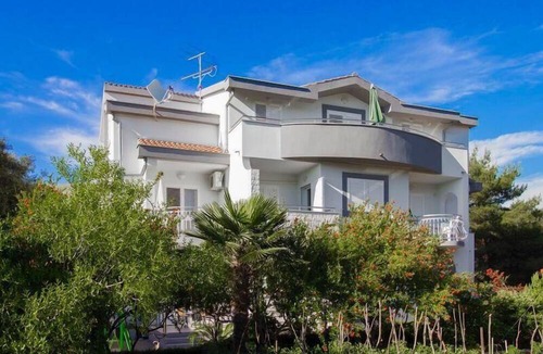 Grebastica Apartment | Holiday apartment with view of the water