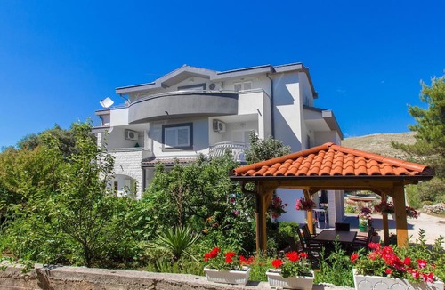 Grebastica Apartment | Holiday apartment with view of the water