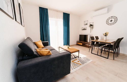 Komarna Apartment | Apartment with view of the water