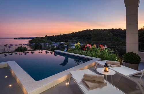 Okrug Gornji Villa | Beachfront Villa Azzurro With Pool