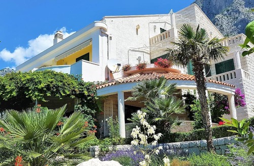 Drasnice Apartment | Grand view apartment with beautiful garden