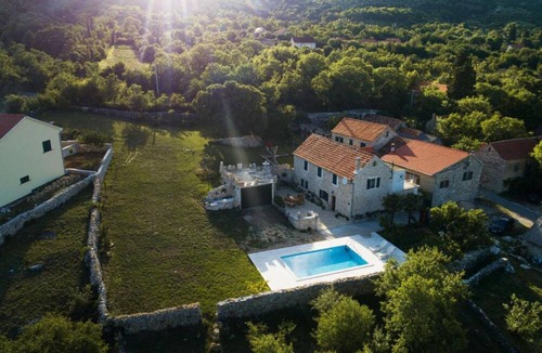 Drnis House | Holiday Home Leptir