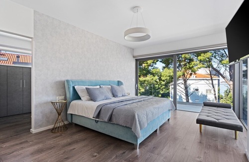 Podstrana Villa | Large private estate 700 feet from the beach featuring a 36 sqm heated private pool, 5 cozy en suite bedrooms, seven bathrooms, and 3 separate kitchen areas