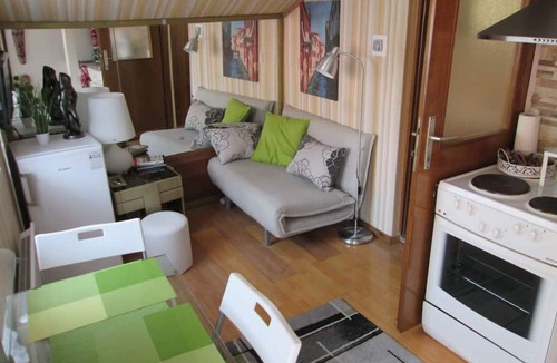 Zagreb Apartment | STUDIO GREEN near city center, free parking, wifi, at banks of river Sava