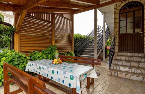 Sarsoni Apartment | Amazing apartment in Drazice with WiFi