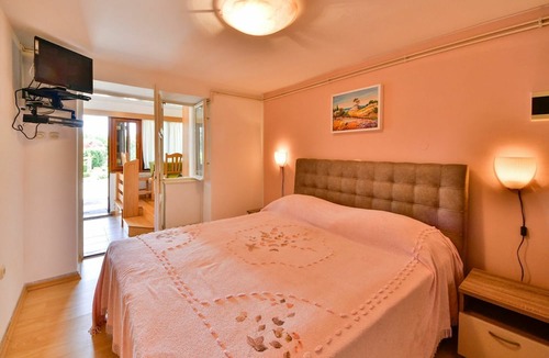 Mihotici Apartment | Cosy apartment for 8 guests with WIFI, private pool, TV, terrace and pets allowed