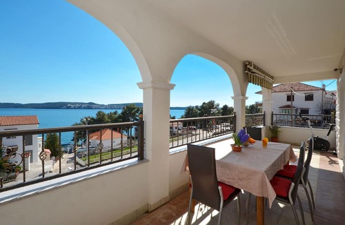 Seget Donji Apartment | ARTE, spacious apartment with sea view, 4 + 1 persons, 80m from pebble beach