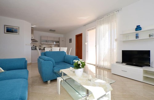 Okrug Gornji Apartment | LOOK, comfy & spacious 3bdr apt in Okrug Gornji, 300m from a beach
