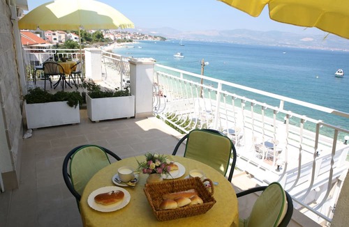 Slatine Apartment | Sea front stone house