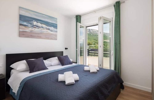 Kastel Sucurac Apartment | Shimmering Sea Apartment with Terrace - Four Bedroom Apartment with Terrace