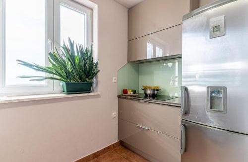 Sarsoni Apartment | Sunny Day self check in