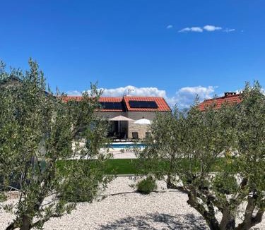 Privlaka Villa | Villa Mala,Luxury Retreat with Pool, Sauna & Gym