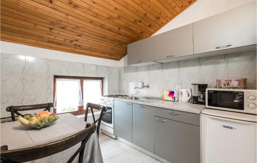 Rukavac Apartment | Cozy Apartment In Rukavac With Wifi