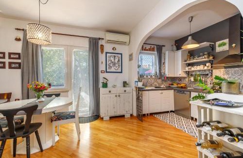 Sarsoni Apartment | Cozy Home with Private Garden - Happy Rentals