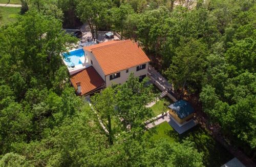 Marceljani Villa | VILLA PORTUM - Heated Pool, Jacuzzi, Sauna, Playground - FAMILY ONLY