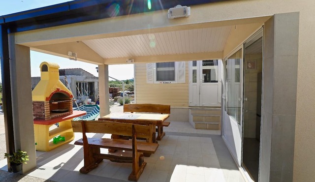Manora Sucuraj pool guest house