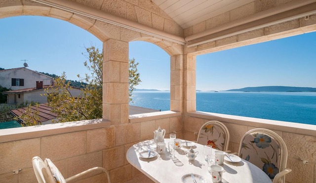Beach front apartment in Okrug Donji