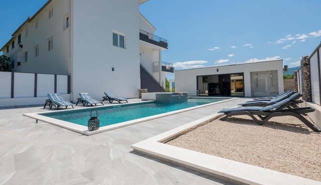Awesome home in Veliki Prolog