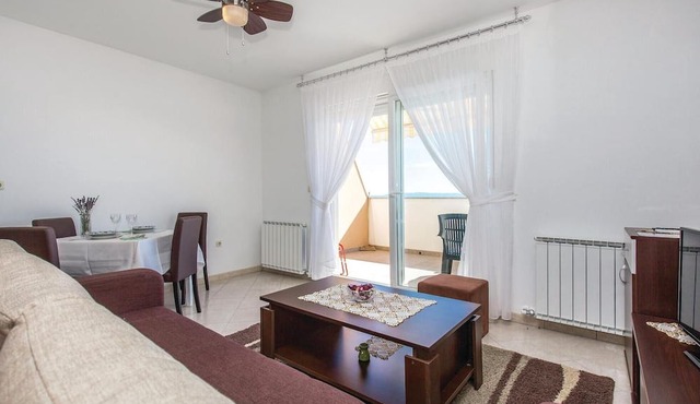 1 bedroom beach front apartment in Smrika